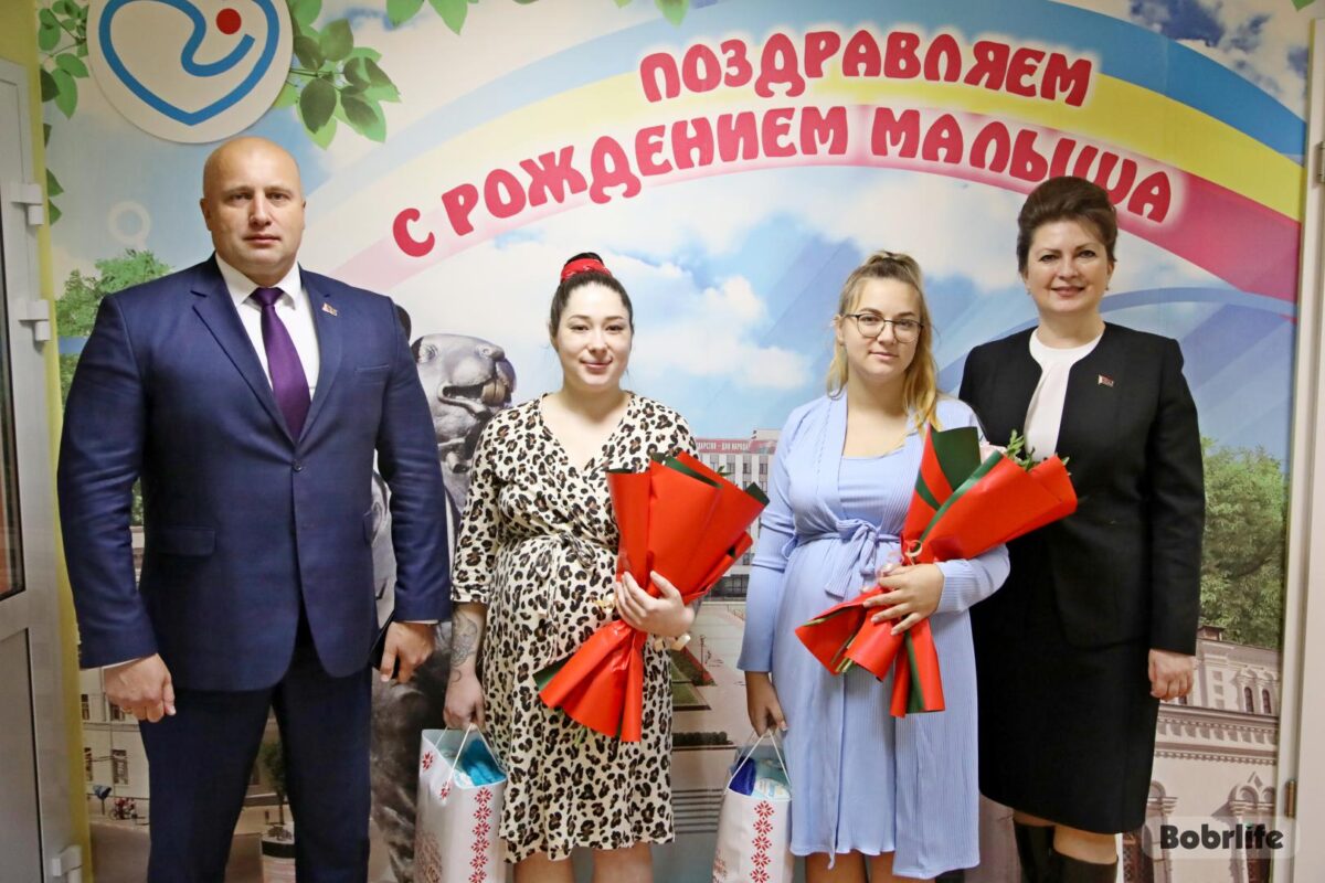 Двойной праздник счастья. В Бобруйском роддоме поздравили женщин, у которых малыши родились в День матери