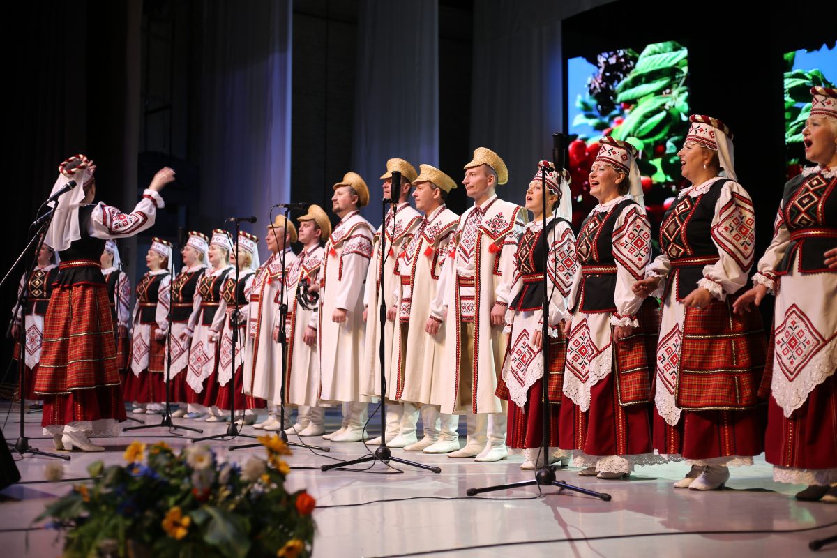 С песней по жизни. Народный хор им. В.Е. Балаханова из Бобруйска празднует полувековой юбилей