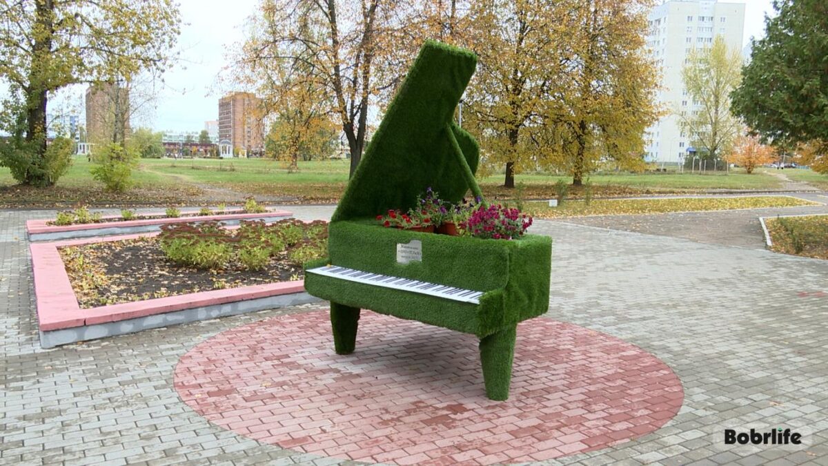 Городские мелодии. В Бобруйске возле детской школы искусств №2 им. В.В. Оловникова установили красочный рояль