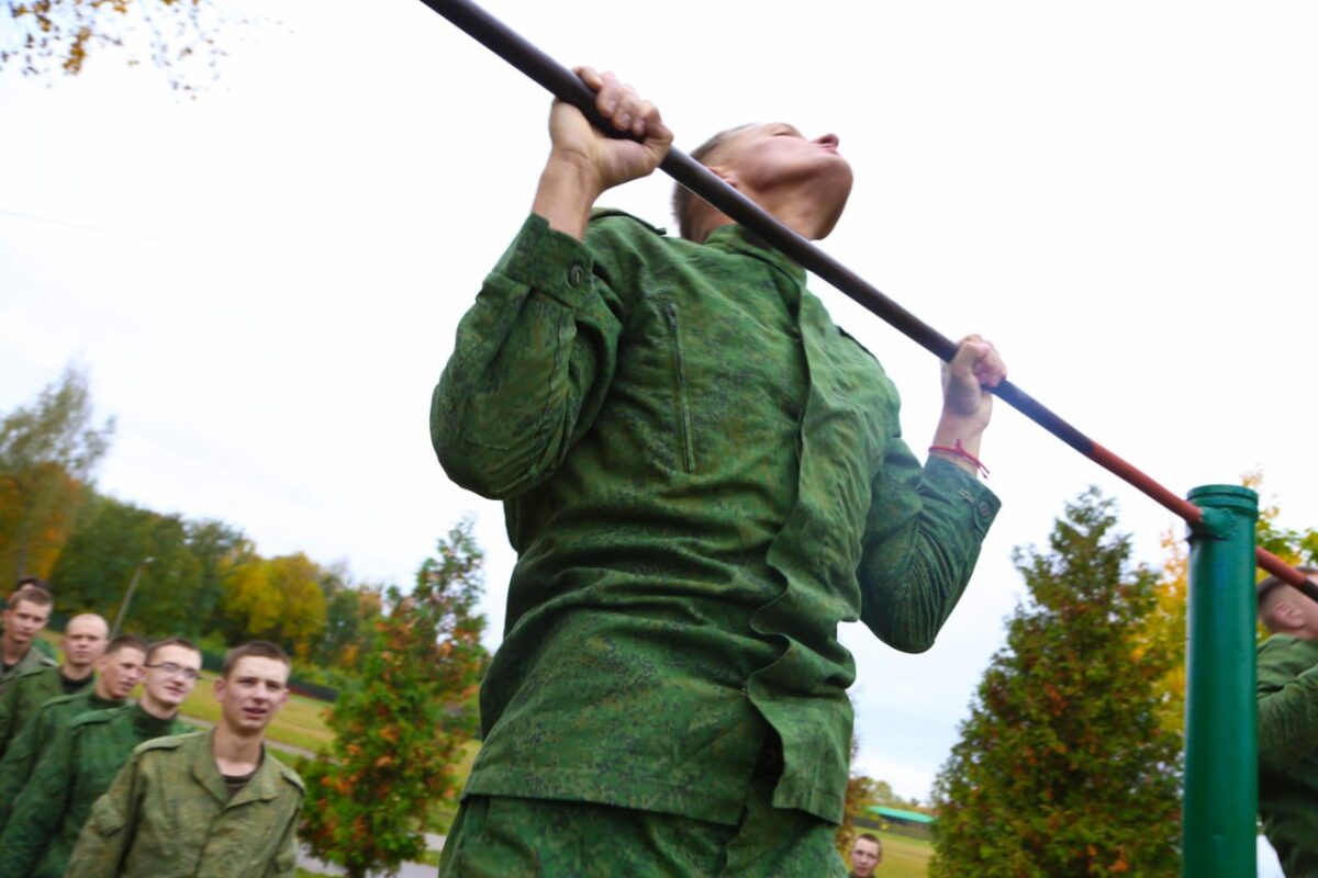 Командный дух крепчает в спорте: в 83-м полку отметили переход военнослужащих на новый этап службы