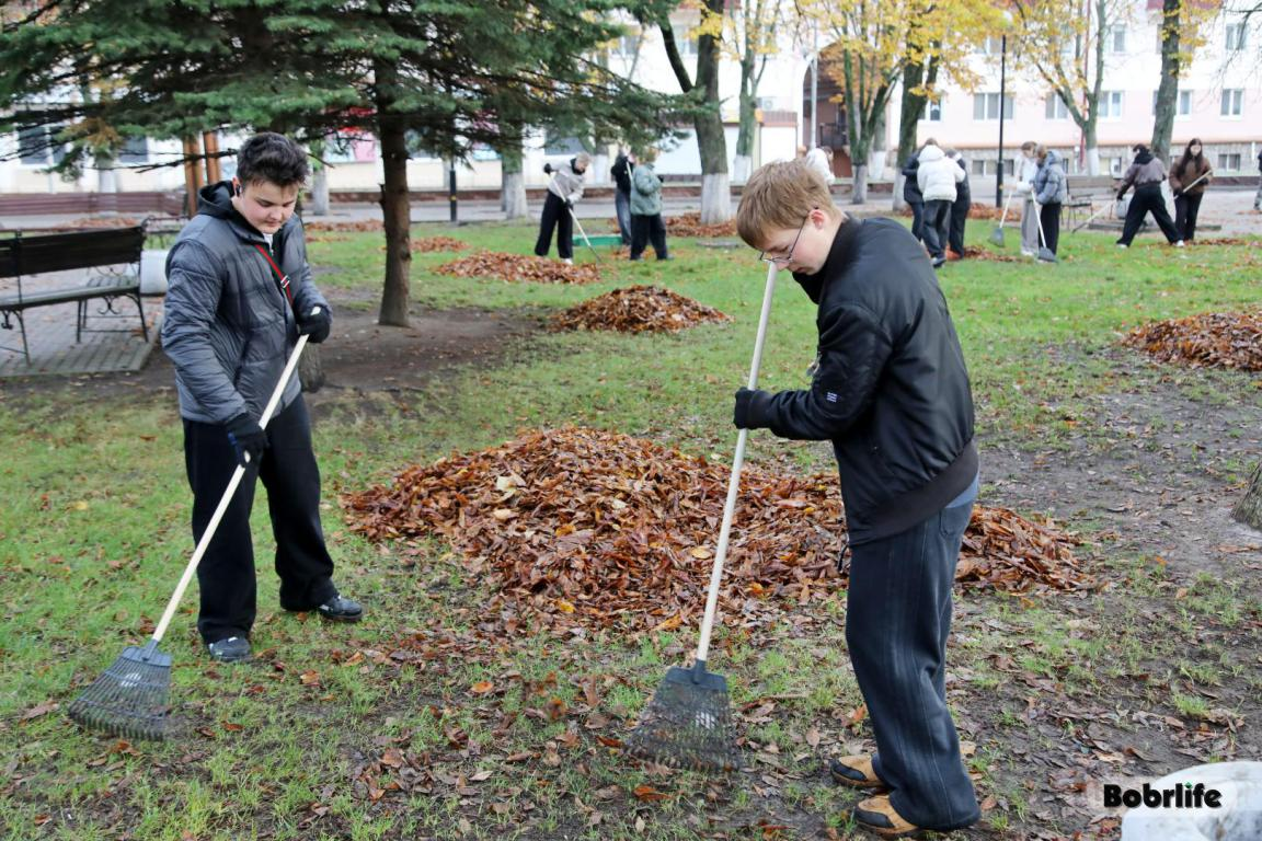 Командный дух. Молодежь Бобруйска вышла на уборку площади Ленина