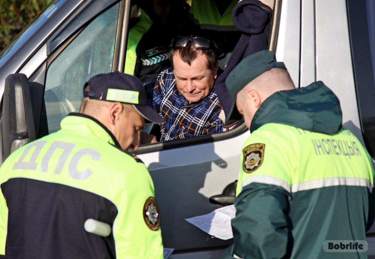 За безопасность! Транспортная инспекция и ГАИ провели рейд по проверке маршрутных такси в Бобруйске