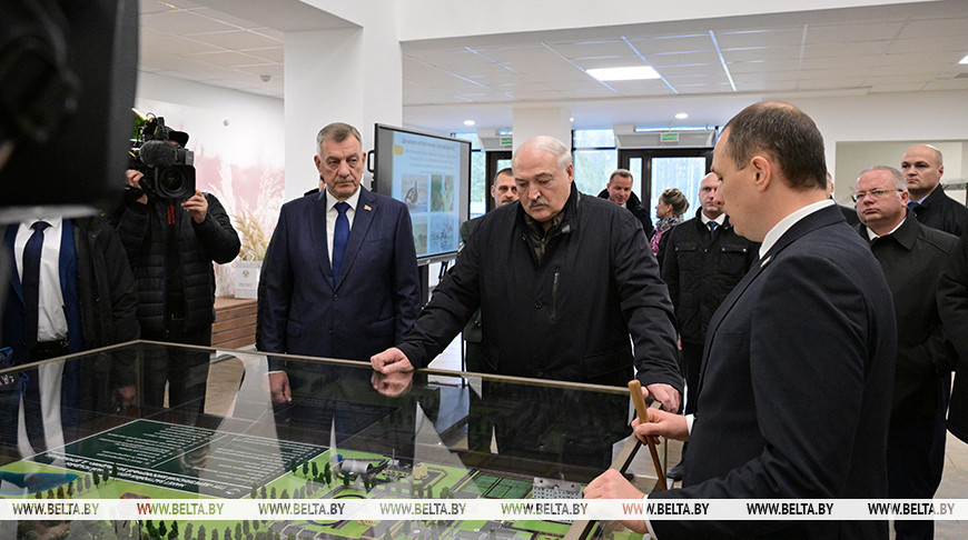 Александр Лукашенко поручил по-хозяйски развивать территории заповедников и осмотрел "деревню будущего"
