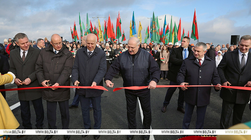 Александр Лукашенко в Мозыре открыл обновленный мост через Припять