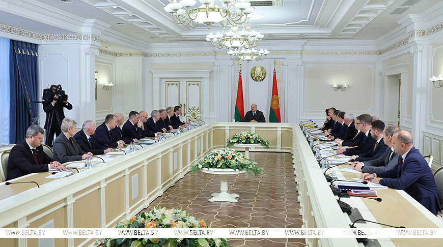 Александру Лукашенко представили два варианта программы пятилетки, но без консенсуса. Какие вопросы ставит Президент?