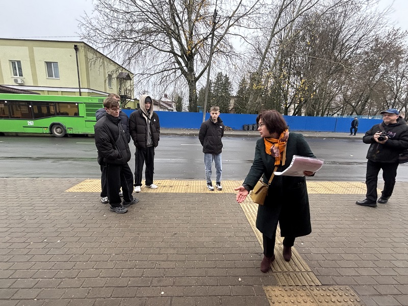 Бобруйчанам рассказали о доступной среде для людей с инвалидностью по зрению во время акции «Говорящий город»