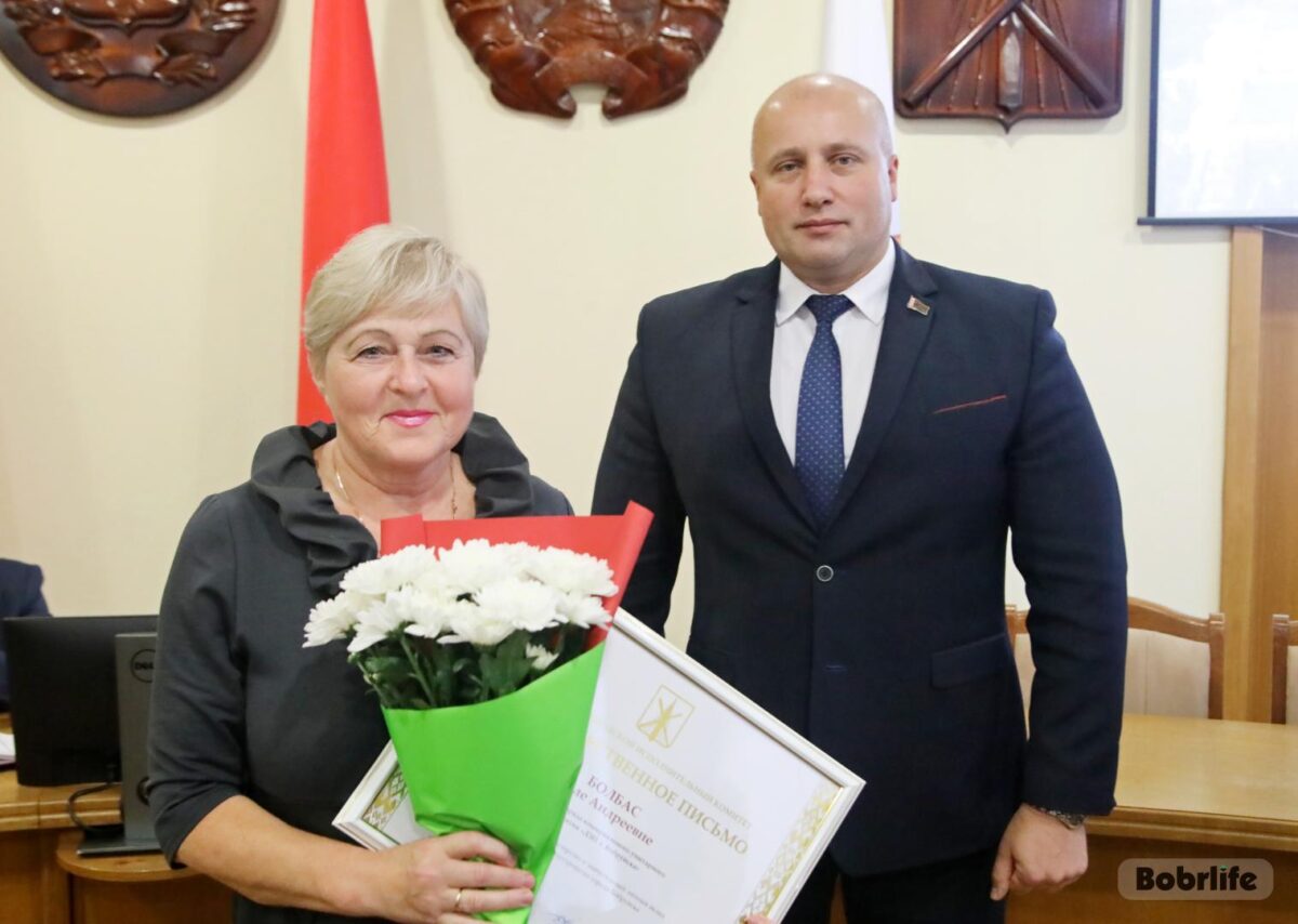 Гул аплодисментов. Максим Гурин представил нового руководителя и поблагодарил цветоводов