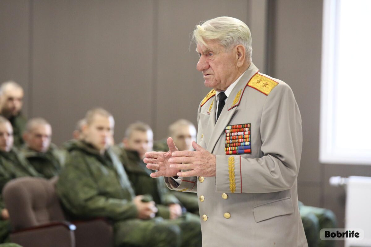 Встреча поколений: генерал-лейтенант Румянцев представил книгу и обратился к военнослужащим 147-го и 92-го полков