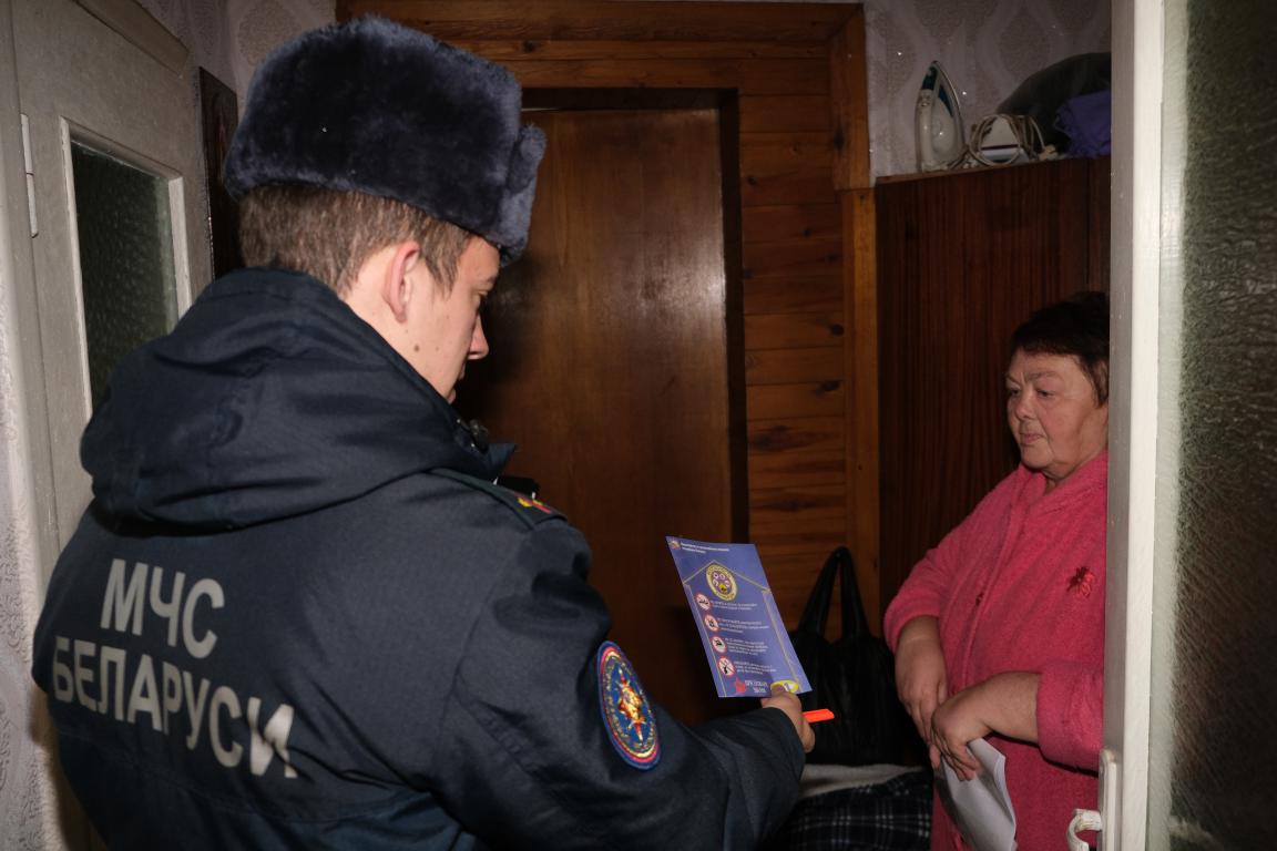 Жизненно важные правила. Работники МЧС и соцслужбы провели в Бобруйске рейд в рамках акции «За безопасность вместе»