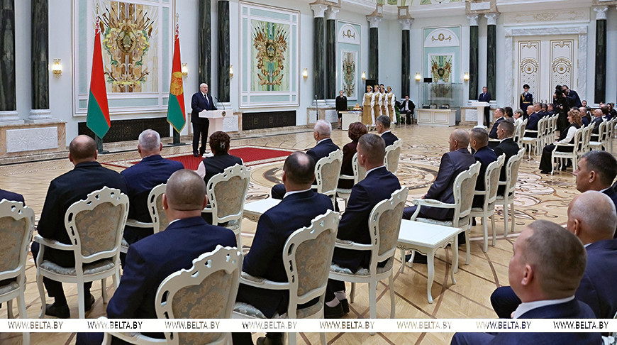 "Вами гордится страна!" Александр Лукашенко вручил награды заслуженным аграриям Беларуси