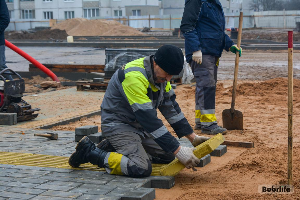 Рядом с Бобруйской центральной больницей кладут новую тротуарную плитку