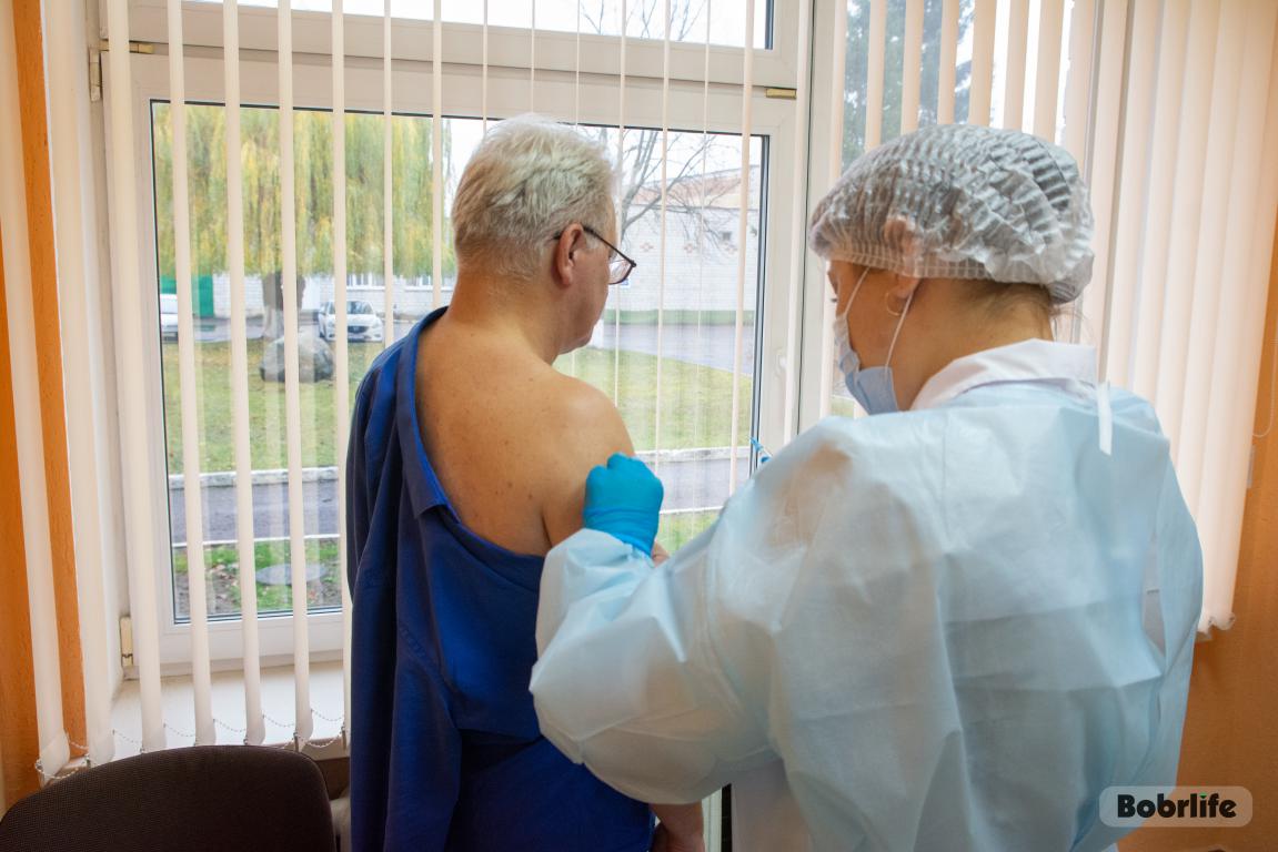 На личном примере. Бобруйские медики приняли участие в кампании по вакцинации