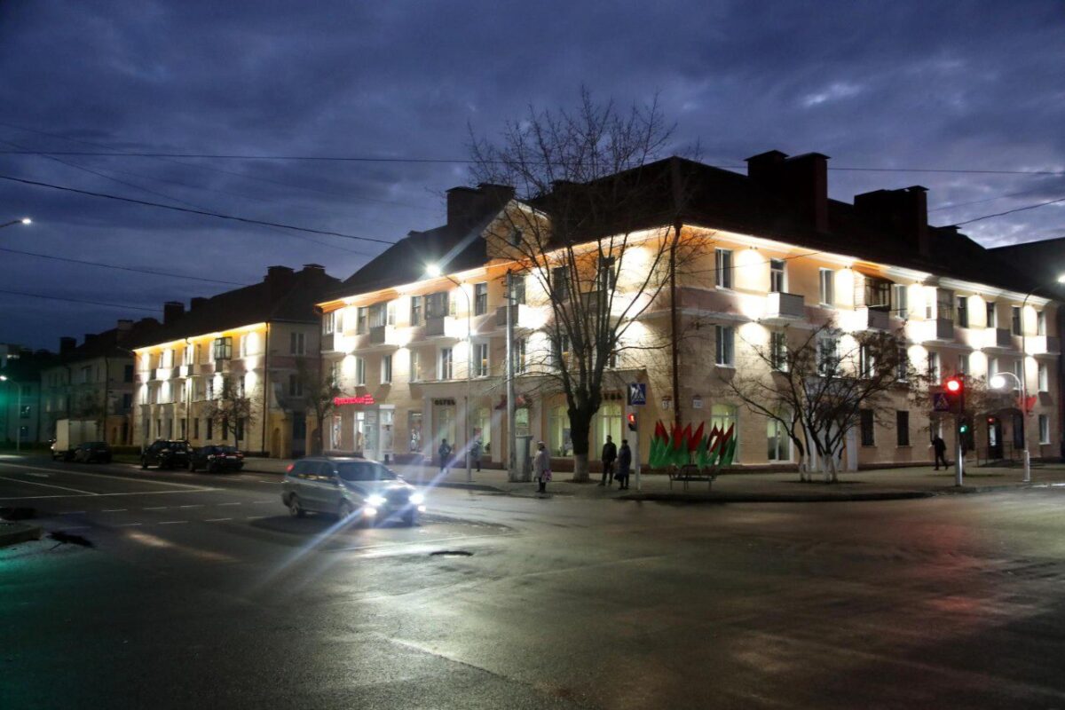 Дом №13 на улице Минской засиял огнями: бобруйчане восхищены эффектной подсветкой