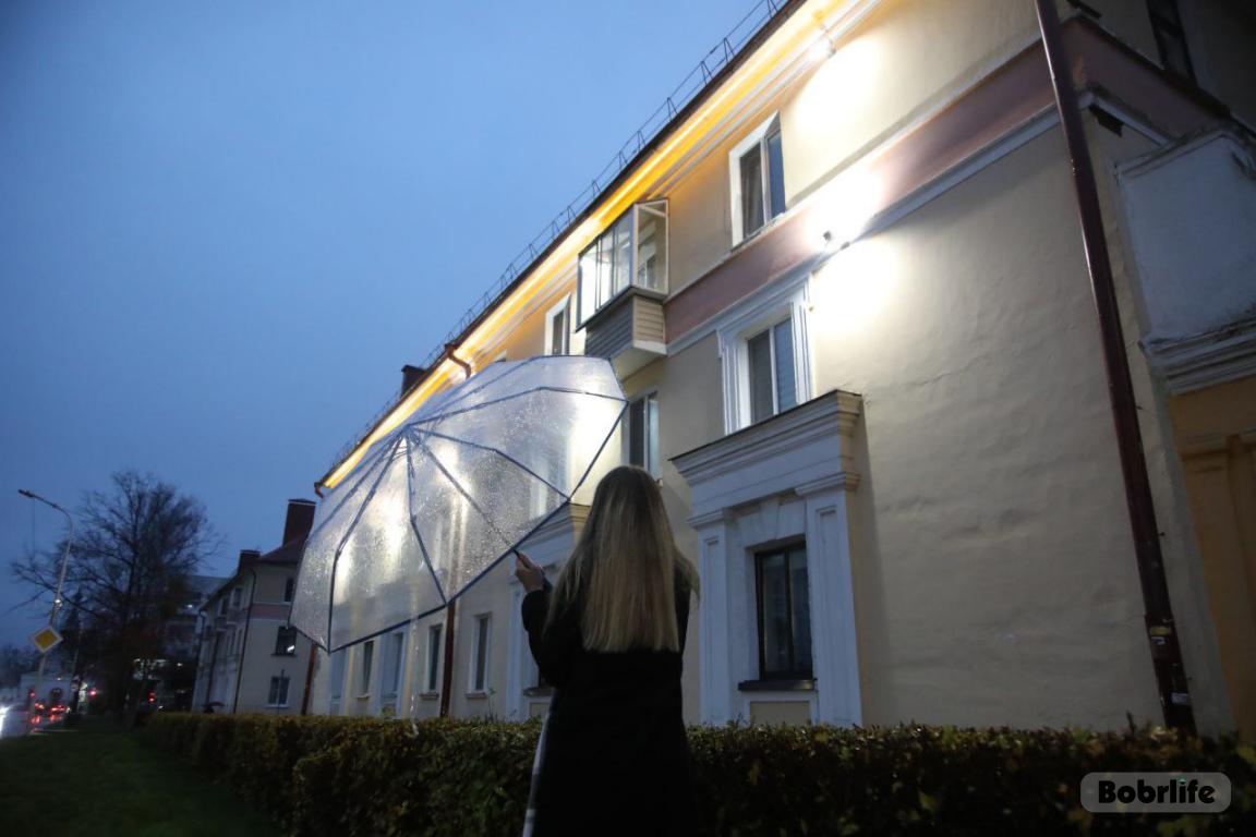 Вечерний шарм. В Бобруйске еще один жилой дом украсила архитектурная подсветка