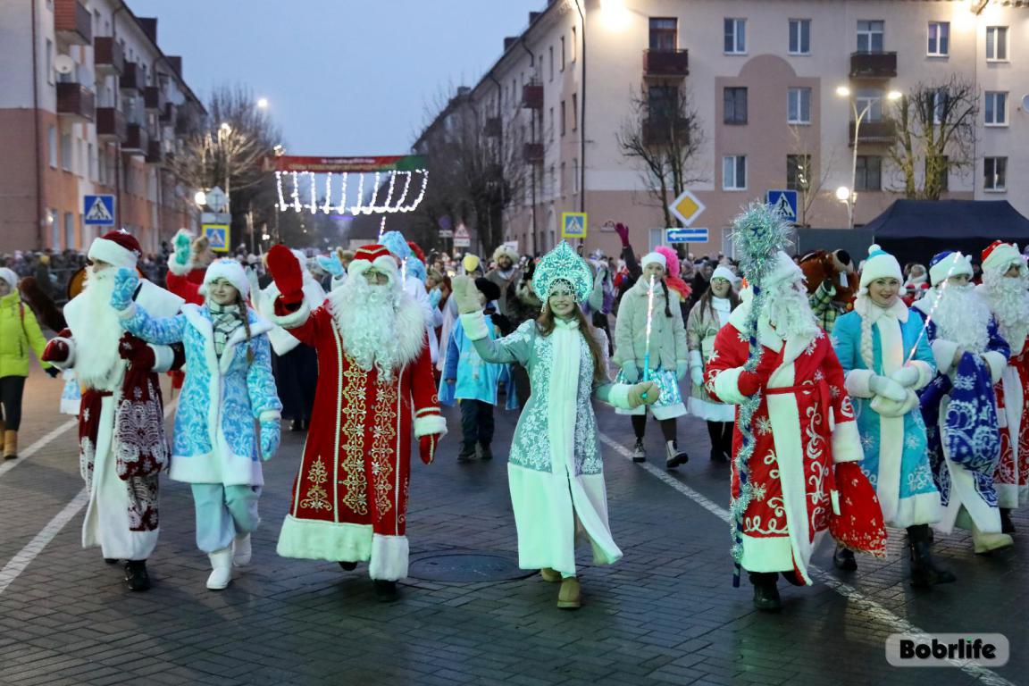 В волшебном сиянии. В Бобруйске прошло шествие Дедов Морозов и зажгли огни на главной елке