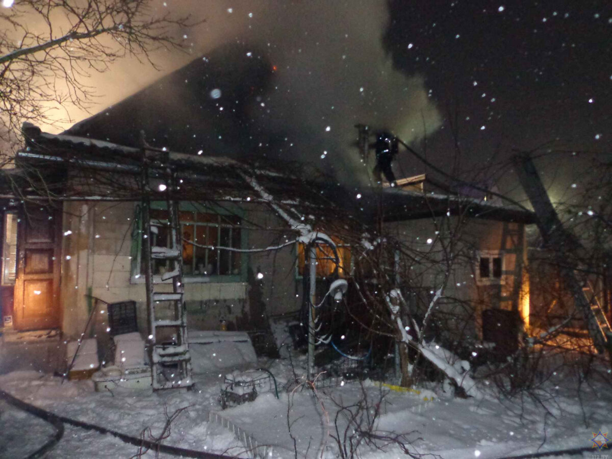 Пожар на улице Новый Быт: бобруйские пожарные спасли двух человек