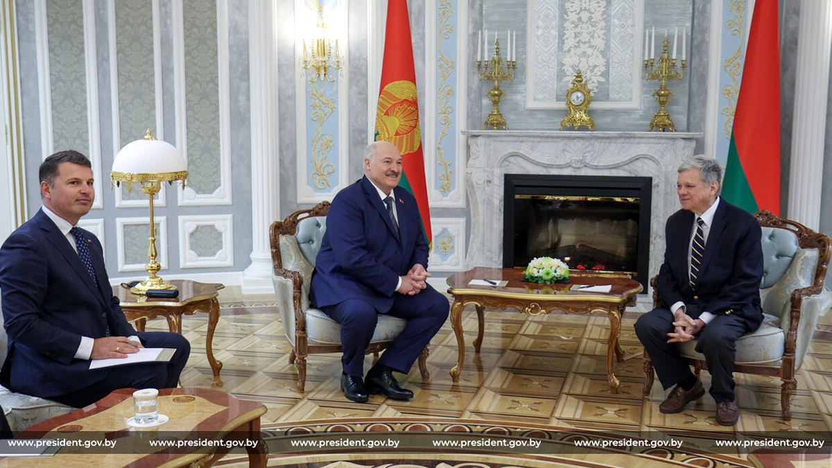 Переговоры Александра Лукашенко со спецпосланником США Джоном Коулом продолжились в субботу