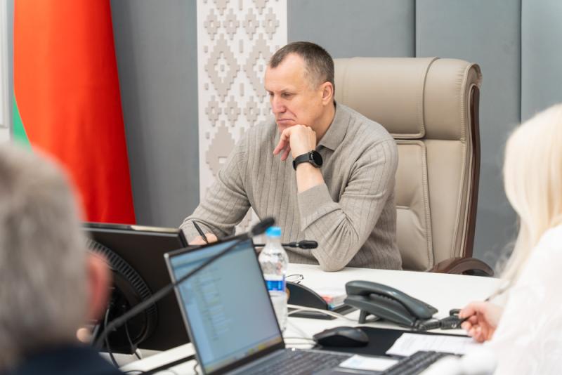 Ремонт дорог, вопросы жилищно-коммунальных услуг и работы транспорта интересовали звонивших на прямую линию к председателю облисполкома