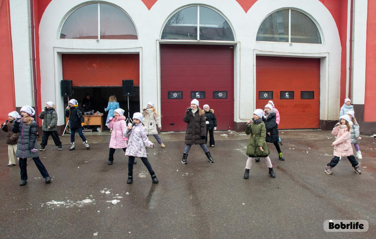 Праздники с акцентом на безопасность. В Бобруйске прошел тематический флешмоб