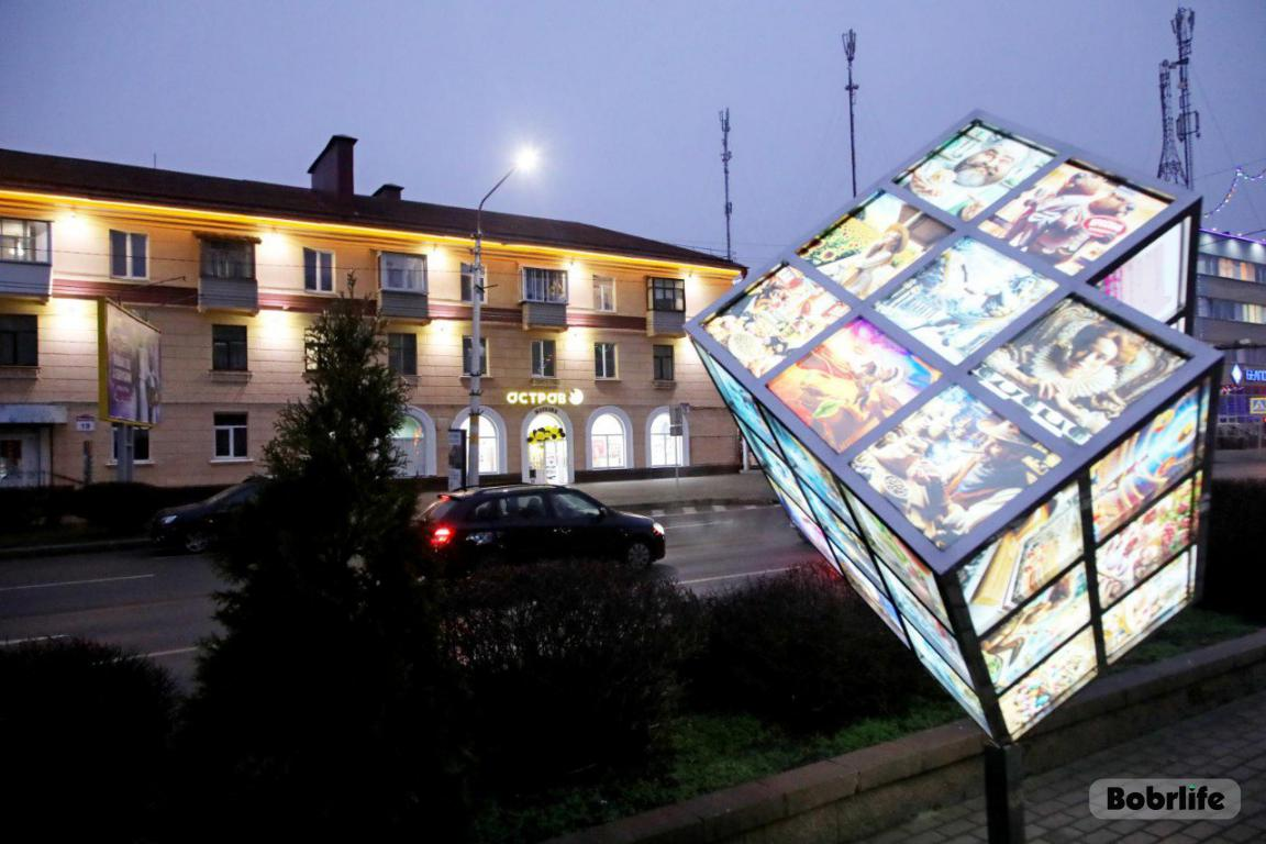 Магия света. В Бобруйске еще на одном жилом доме добавили архитектурную подсветку