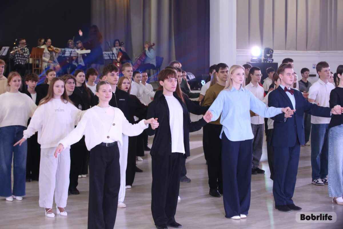 От репетиций к празднику: как талантливая молодежь готовится к новогоднему балу в Бобруйске