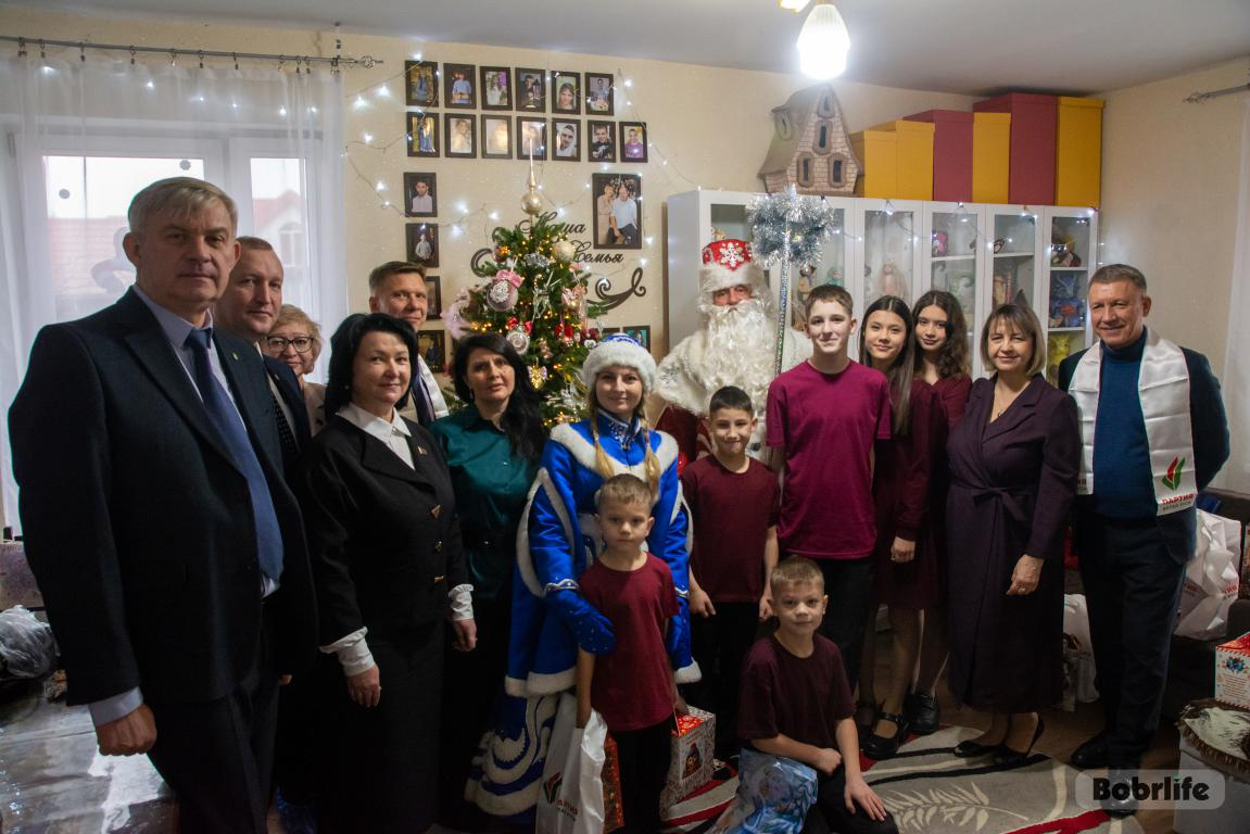 Праздник – каждому. В Бобруйске ребята из детского дома семейного типа Варичевых получили подарки в преддверии Нового года