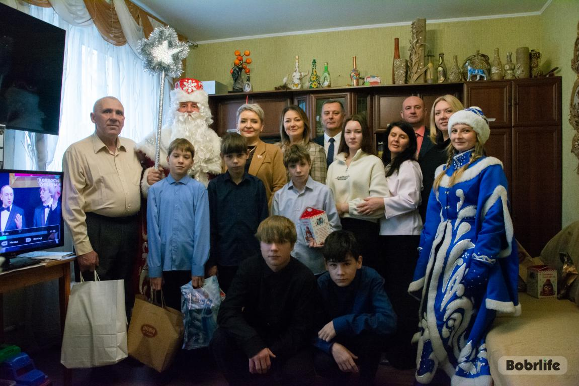 В гостях у Солодких: администрация Первомайского района и депутаты посетили бобруйский детский дом семейного типа