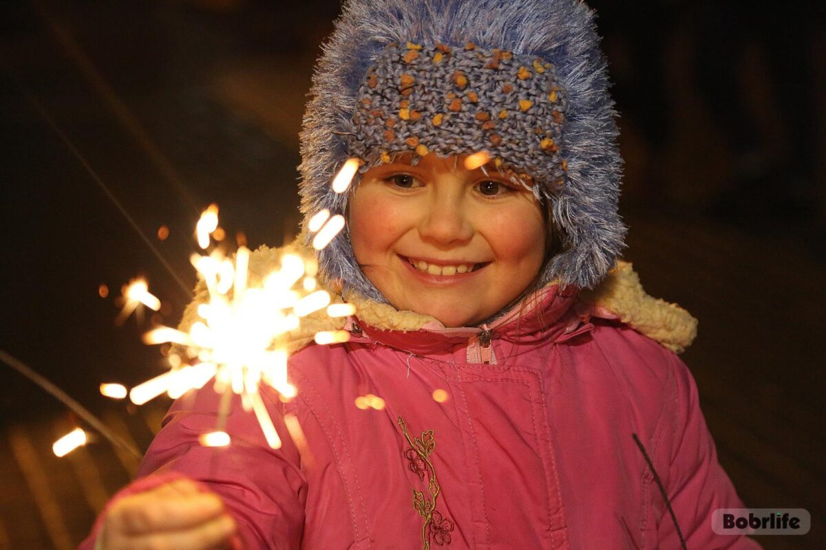 Красивые искорки. Насколько безопасны бенгальские огни, рассказал инспектор Бобруйского ГРО ЧС Евгений Товстик