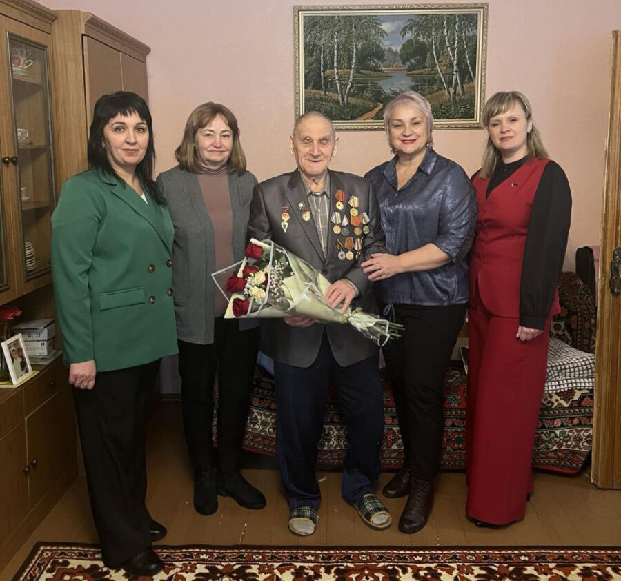 Труженик тыла Анатолий Германов отпраздновал 95-летие. Представители организаций Бобруйска поздравили юбиляра на дому