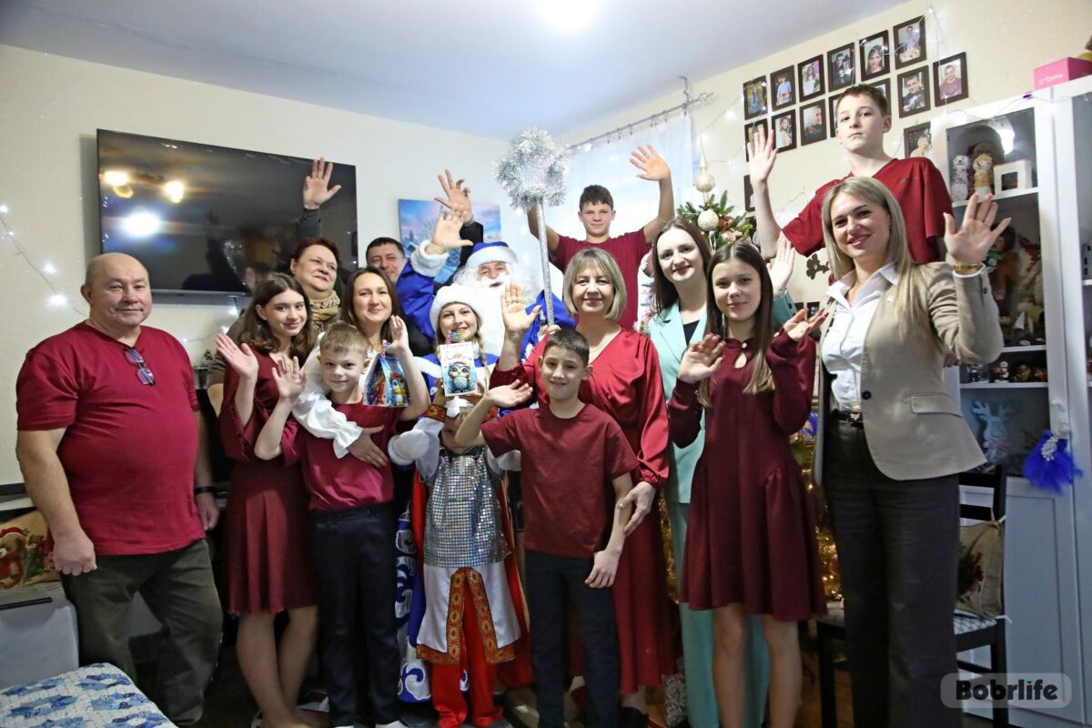 Праздник к нам приходит. Новогодняя сказка заглянула в дом семейного типа Варичевых