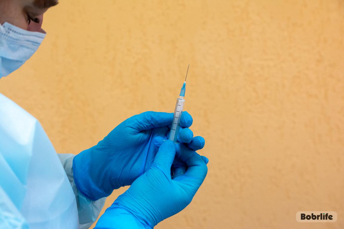 Почему важно прививаться от гриппа, и при каких симптомах не обойтись без медпомощи