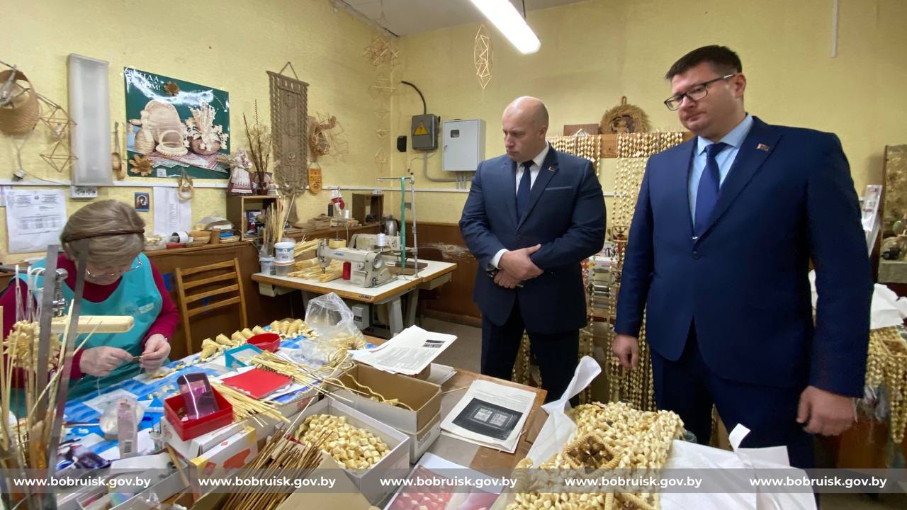 Производство и мастерство в центре внимания. Глава Бобруйска Максим Гурин посетил фабрику художественных изделий