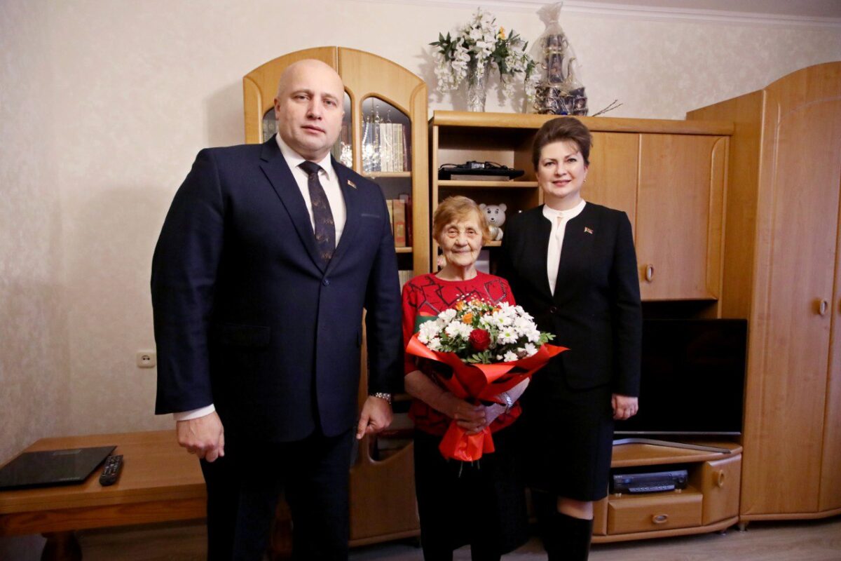 С душевными пожеланиями. Ветерана Надежду Свистун поздравили с 93-летием