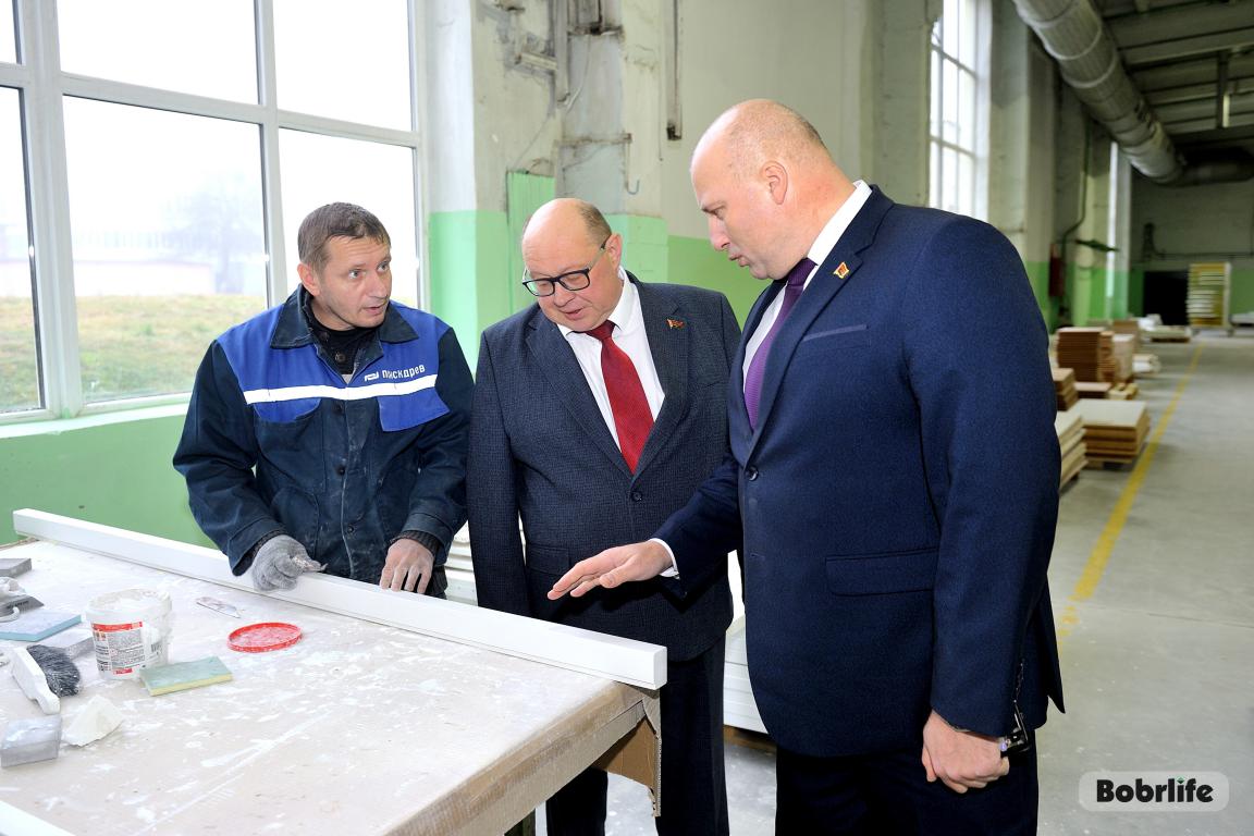 Перспективы развития. Председатель горисполкома Максим Гурин посетил ЗАО «БобруйскМебель»