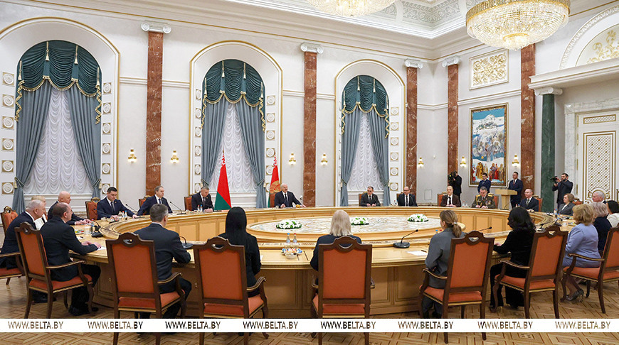 «Будущее - время науки». Александр Лукашенко вручил дипломы доктора наук и аттестаты профессора