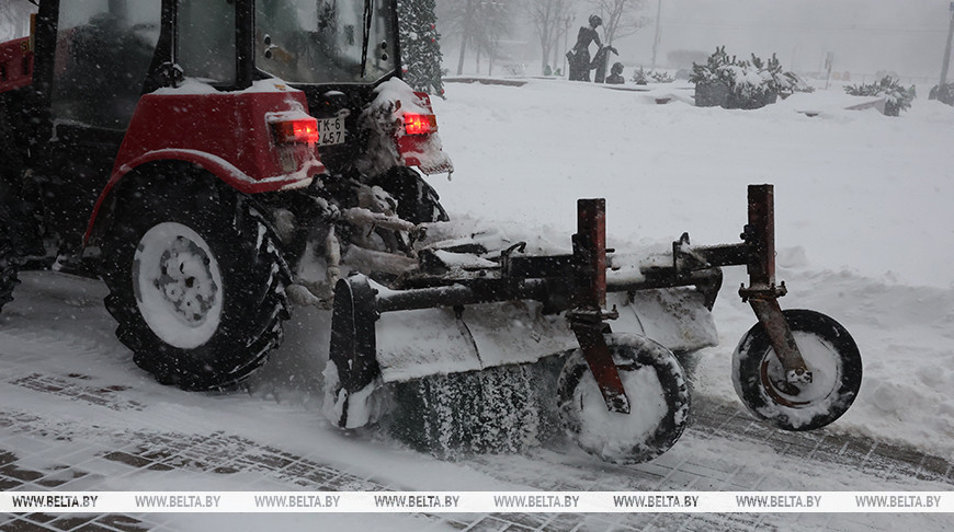 Более 1 тыс. коммунальщиков устраняют последствия непогоды в Могилевской области