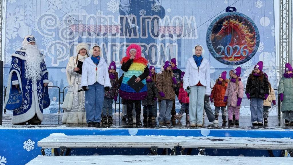 «Зимняя фантазия» прошла во Дворце искусств Бобруйска. Новогоднее настроение создали юные артисты студии «Индиго» и сказочные персонажи