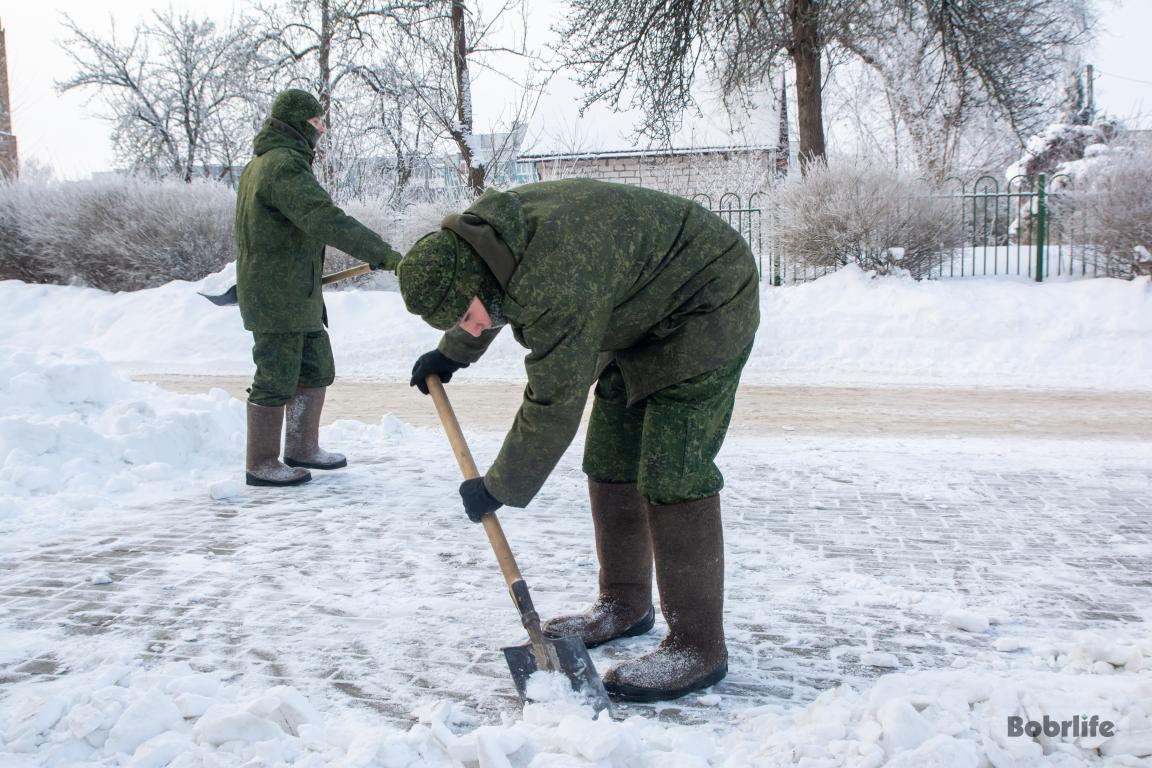 Сила единства. Активисты Бобруйска расчистили от снега территорию роддома