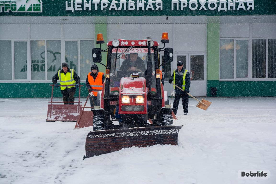Синергия действий. Крупные предприятия Бобруйска вышли на уборку снега