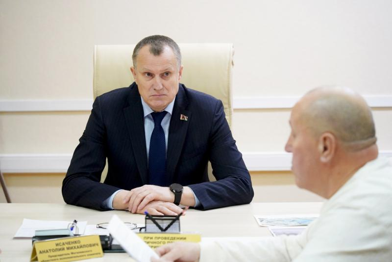 Расширение парковки и участие в творческом конкурсе: вопросы на личном приеме у председателя облисполкома