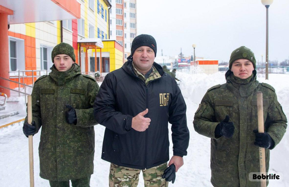 Личным примером. Максим Гурин обеспечил «Чистый двор» Бобруйской городской детской больнице
