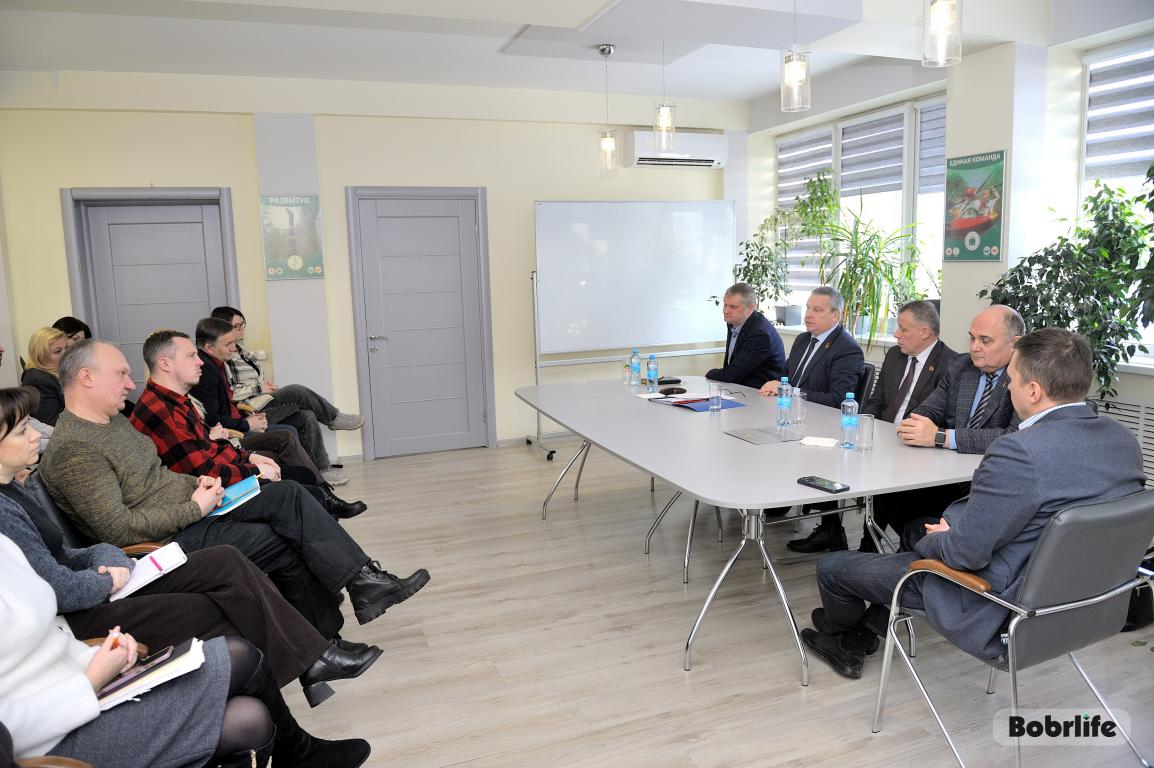 В рамках Единого дня информирования о результатах прошедшей пятилетки поговорили с коллективами предприятий «Оазис Груп» и «Бобруйский бровар»