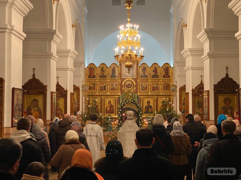 Встретить светлый праздник Рождества Христова. Прихожане Свято-Георгиевского храма Бобруйска собрались на совместную молитву