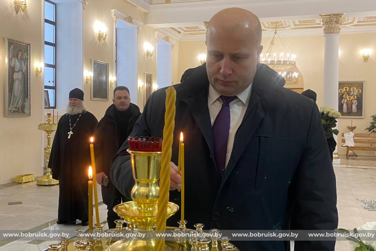 Вместе с бобруйчанами. Максим Гурин зажег Рождественскую свечу