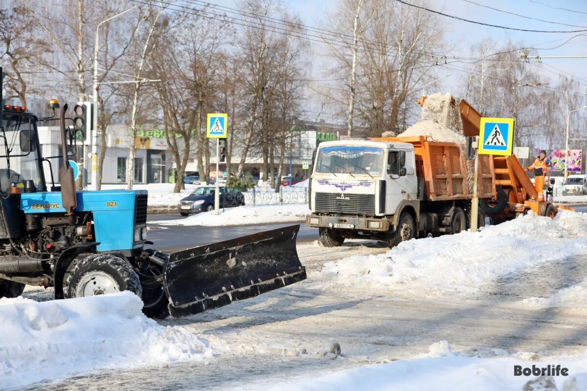 Коммунальные службы Бобруйска активно ведут работы по уборке снега