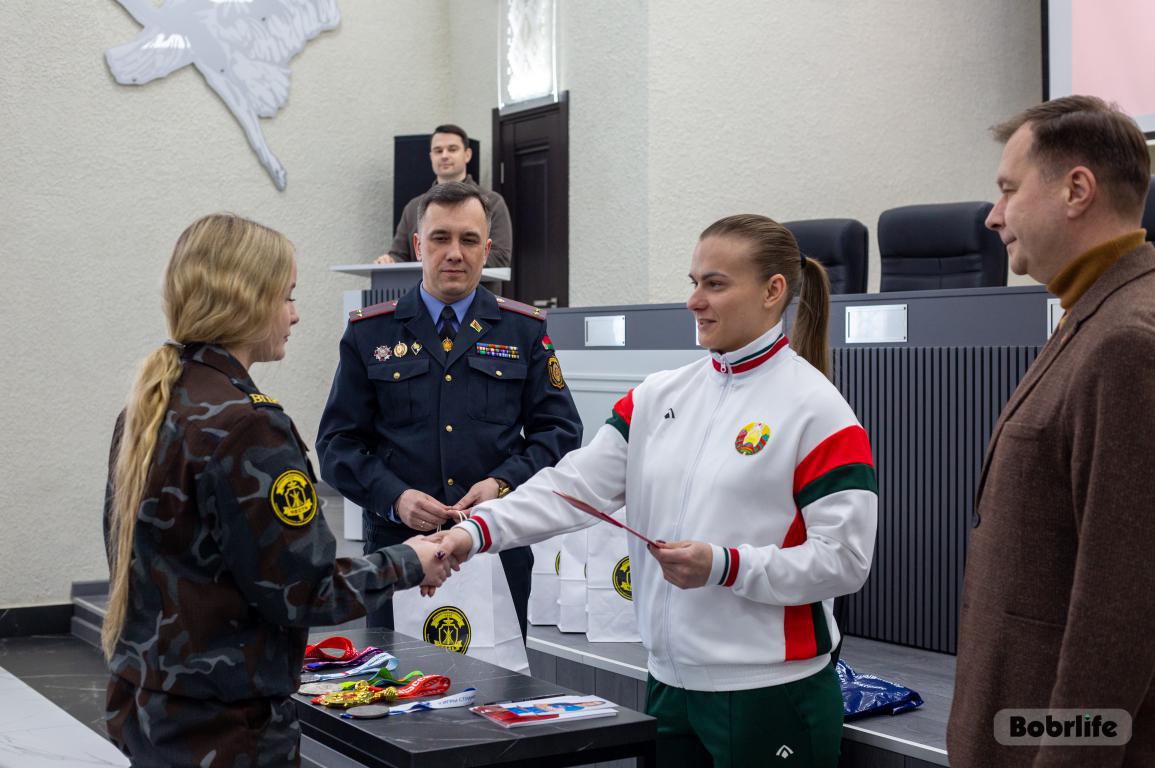 И гордостью сердца полны. Воспитанники бобруйского военно-патриотического клуба «Честь» пообщались со спортсменкой Дарьей Наумовой