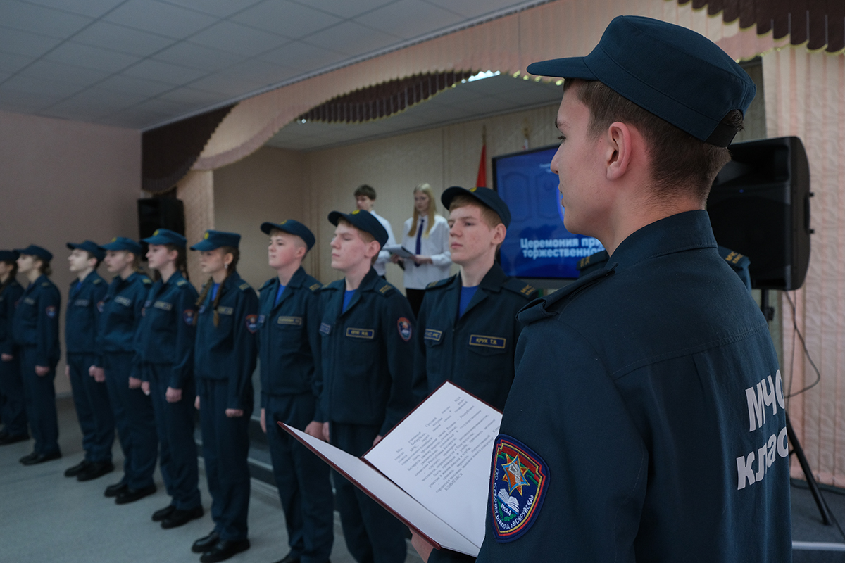 В Бобруйской школе №24 прошло посвящение в профильный класс МЧС. Учащиеся принесли клятву и получили напутствия от спасателей