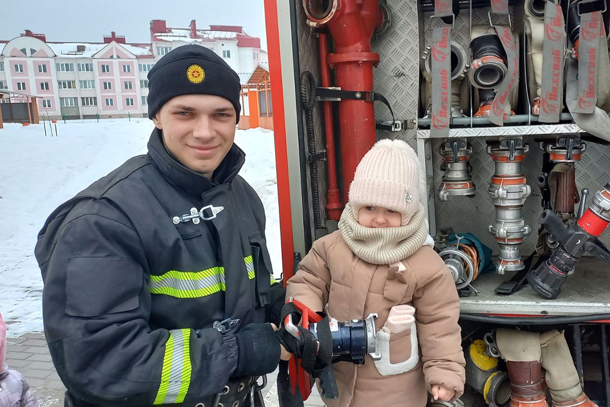Важные правила от МЧС. Спасатели Бобруйска рассказывают детям о безопасности