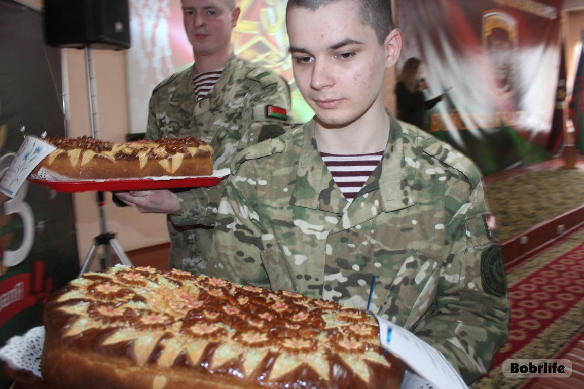 «Мамины пироги» к празднику. Белорусский союз женщин поздравил военнослужащих Бобруйска с Днем защитников Отечества