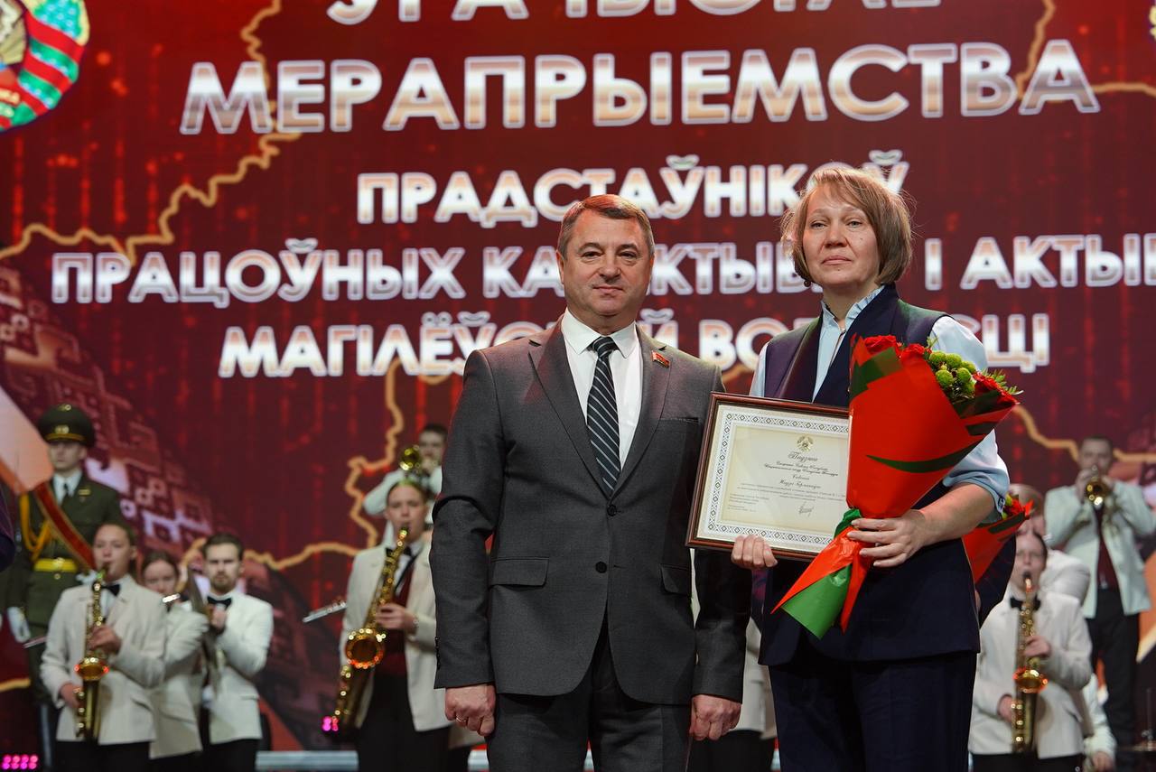 «Эта награда не только моя заслуга, но и моих учеников». Благодарность Совета Республики вручена учителю информатики гимназии №1 Бобруйска Надежде Савиной